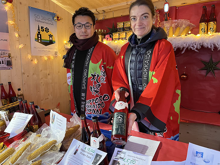 Sapporo im Prunkhof auf dem Münchner Christkindlmarkt (©Foto: Martin Schmitz)